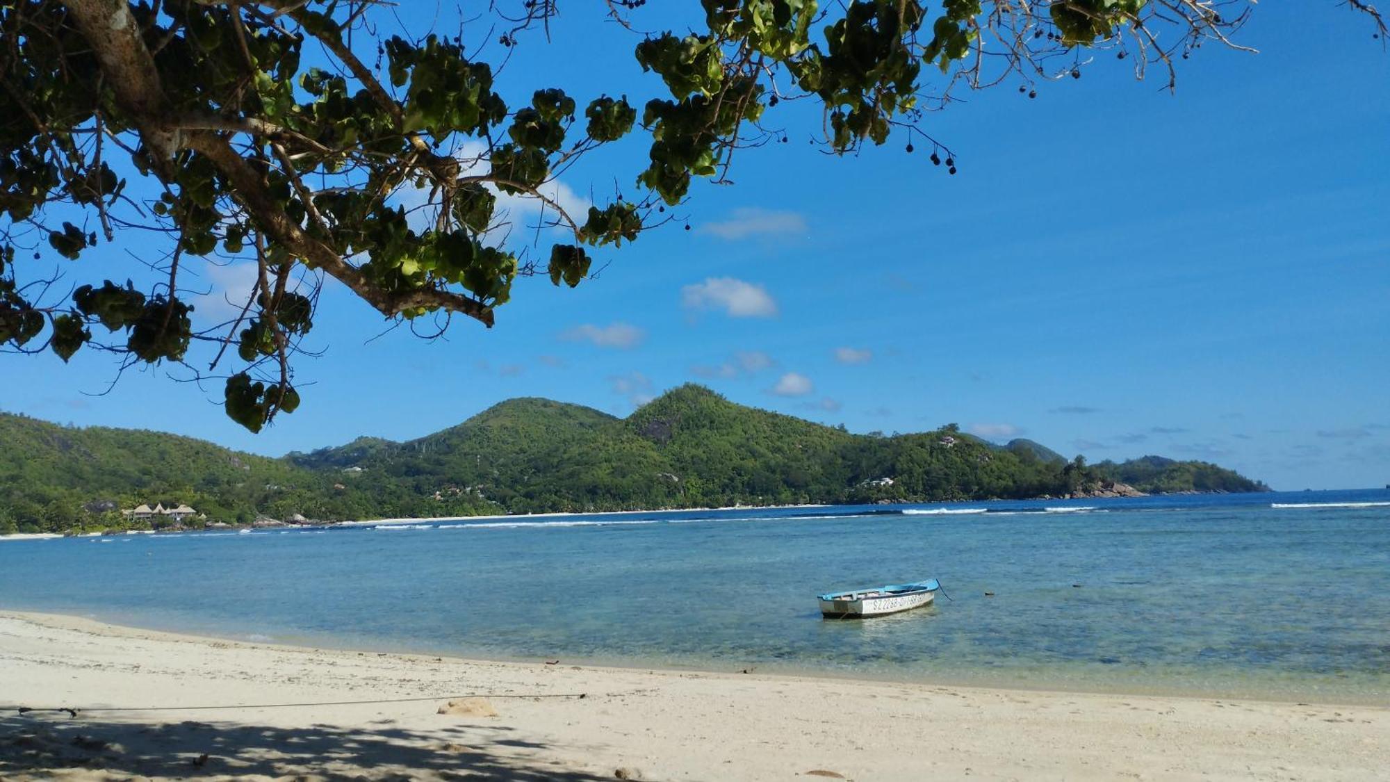 Dovass Self Catering Apartments Takamaka Bagian luar foto