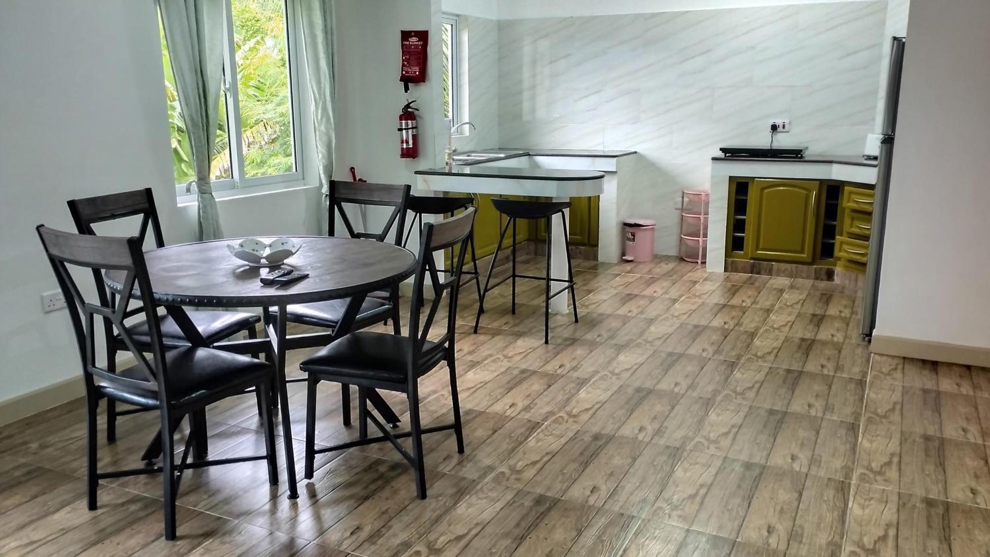 Dovass Self Catering Apartments Takamaka Bagian luar foto